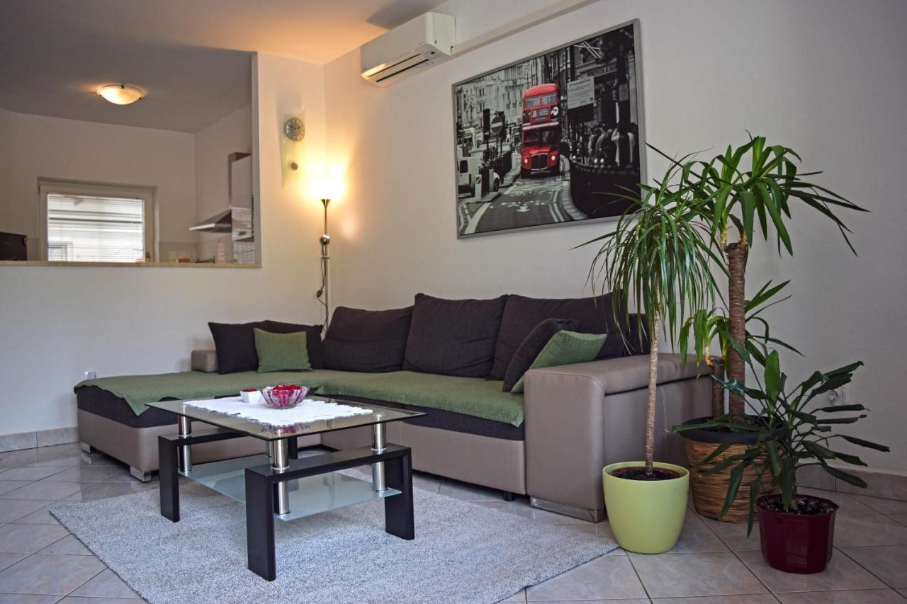 Loki'S Dream Apartment Пула Екстериор снимка